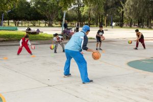 Niñas y niños disfrutan las Clases de Basquetbol gratuitas en El Tequio –  Coordinación de Comunicación Social del Gobierno del Estado