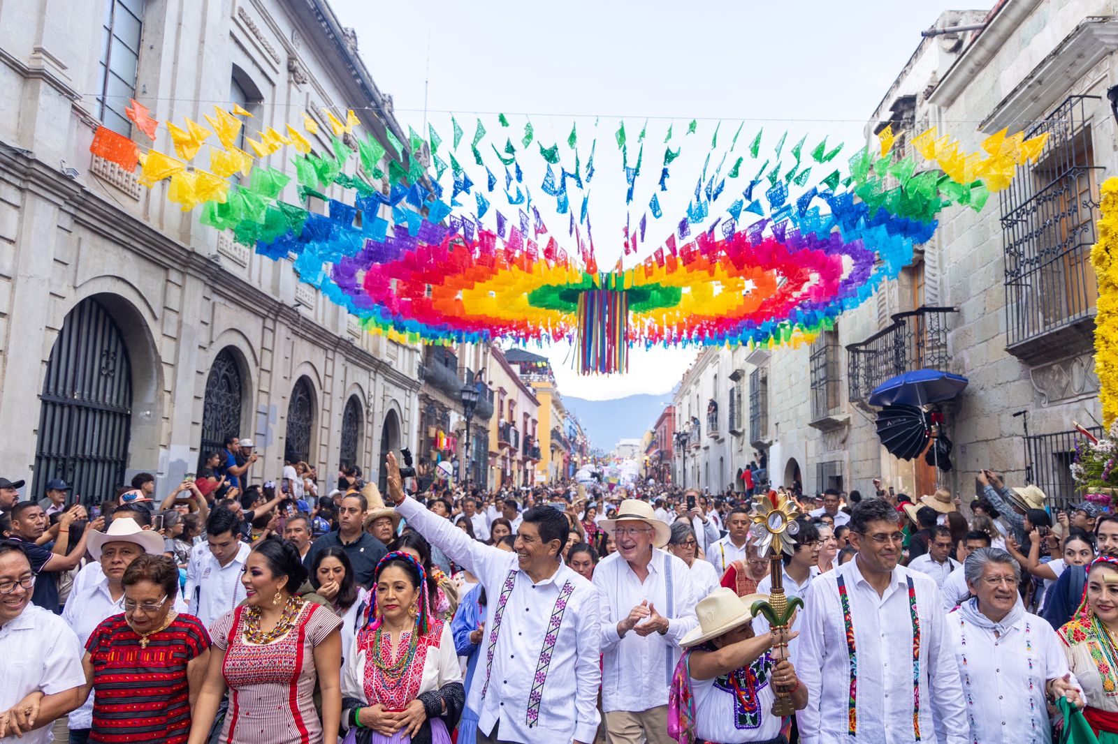 Música, cultura, pirotecnia, alegría y color en el Primer Desfile de Delegaciones 2024