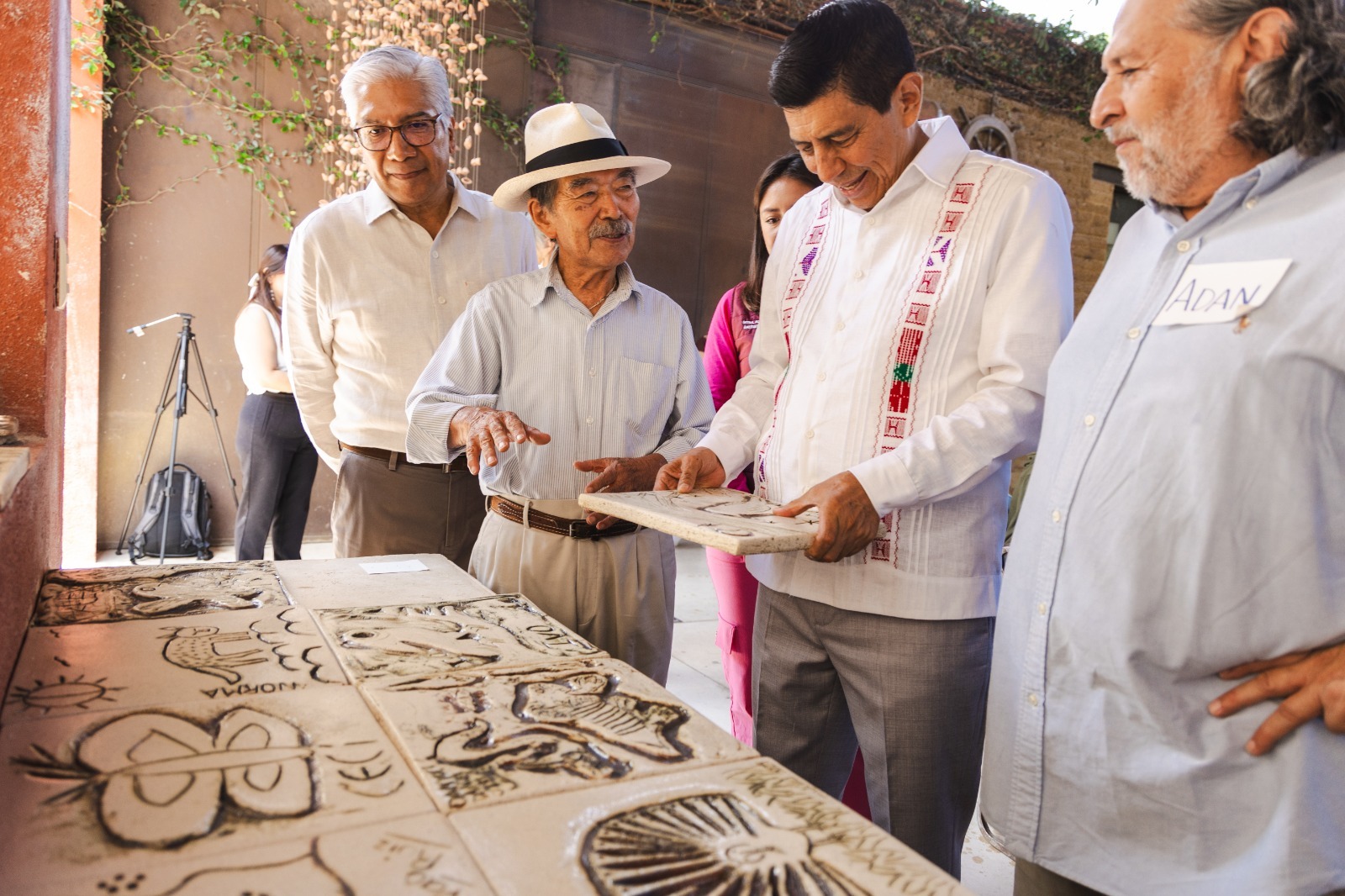 Inicia tercer taller de cerámica con niñas y niños para muro del Parque Primavera Oaxaqueña
