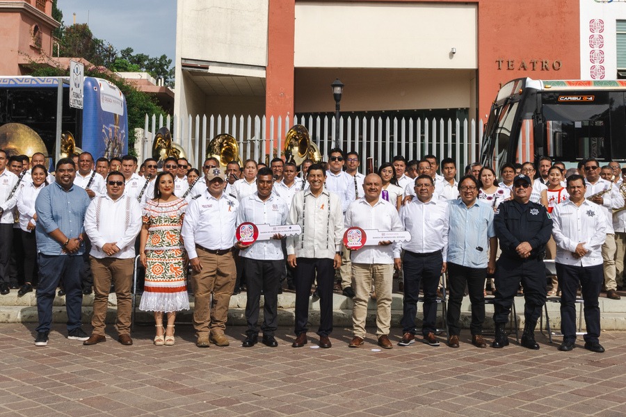 Entrega Gobernador de Oaxaca autobuses para las bandas de Música del Estado y de la SSPC