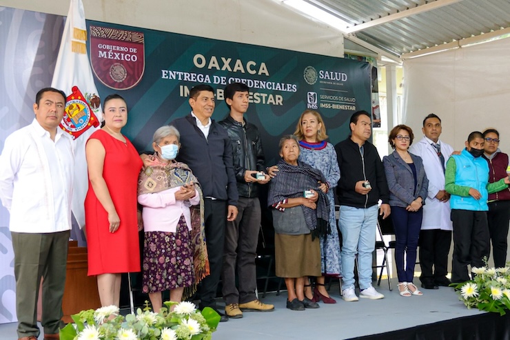 Entregan las primeras credenciales a personas beneficiarias del programa IMSS-Bienestar en Oaxaca