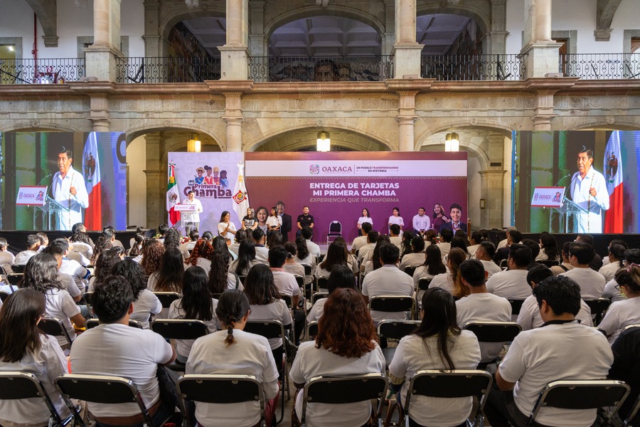 Entregan tarjetas a juventudes beneficiarias del programa Mi Primera Chamba