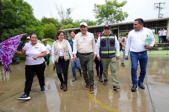 Supervisa Gobernador Salomón Jara atención a personas damnificadas en albergues de Pinotepa Nacional