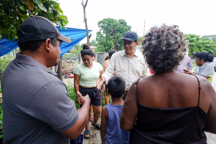 Recorre Salomón Jara zona afectada por John en Tututepec y Jamiltepec