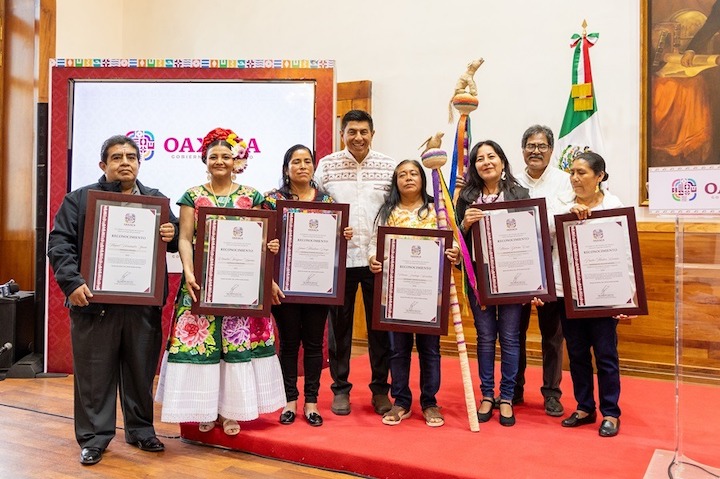 Reconoce Gobernador a personas artesanas que elaboraron Bastón de Mando y bordado del vestido de Sheinbaum Pardo