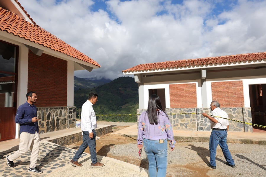 Supervisa Salomón Jara daños en la Universidad para el Bienestar Benito Juárez de San Ildefonso Villa Alta