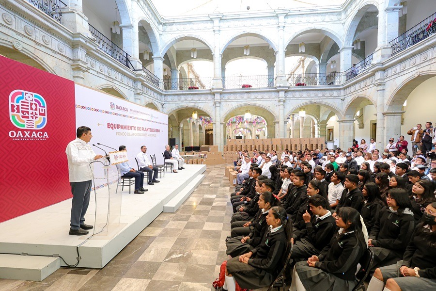 Gobierno de Oaxaca fortalece la educación con entrega de equipos de cómputo para planteles del IEBO