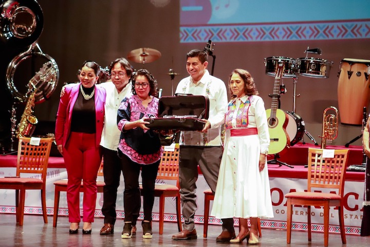 Entrega Gobierno de Oaxaca instrumentos musicales a 48 comunidades