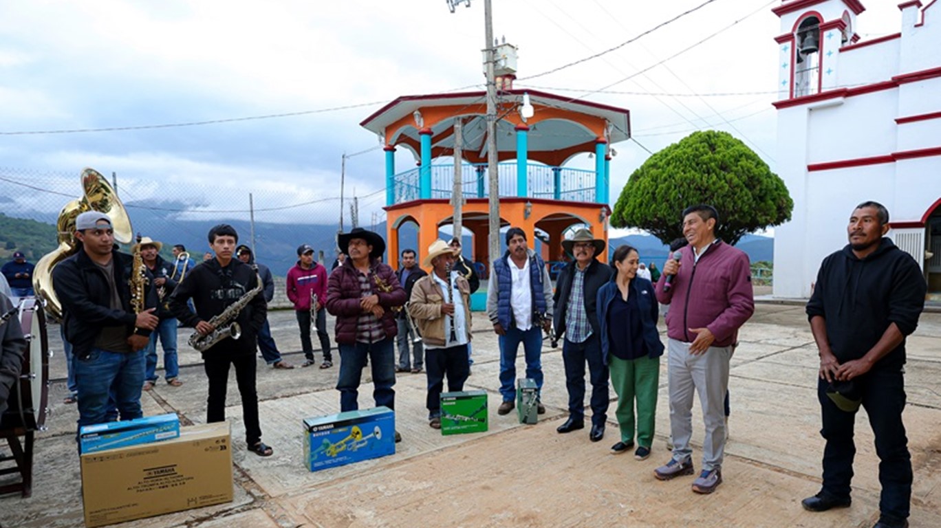 Banda del Barrio de San Sebastián Betaza cristaliza un sueño; recibe instrumentos musicales de manos de Salomón Jara