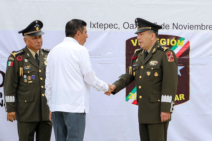 Asiste Salomón Jara a toma de posesión del Comandante interino de la 46 Zona Militar de Ciudad Ixtepec