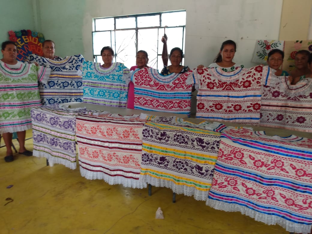 INSTRUCTORA Y ALUMNAS DEL ICAPET BORDAN HUIPILES PARA PRESENTACIÓN DE ACATLÁN EN GUELAGUETZA 2024